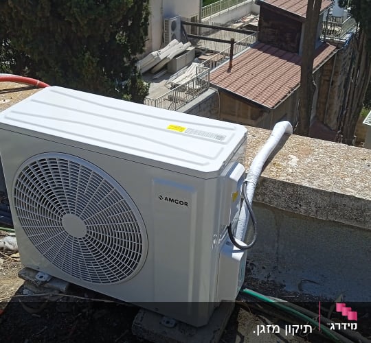 יחידת מיזוג אוויר על גג עם צינורות וחוטים